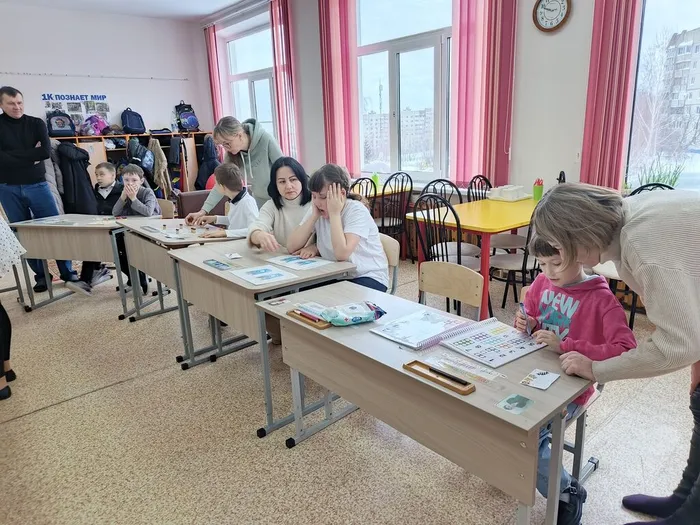 Ученики выполняют задания на станциях квеста