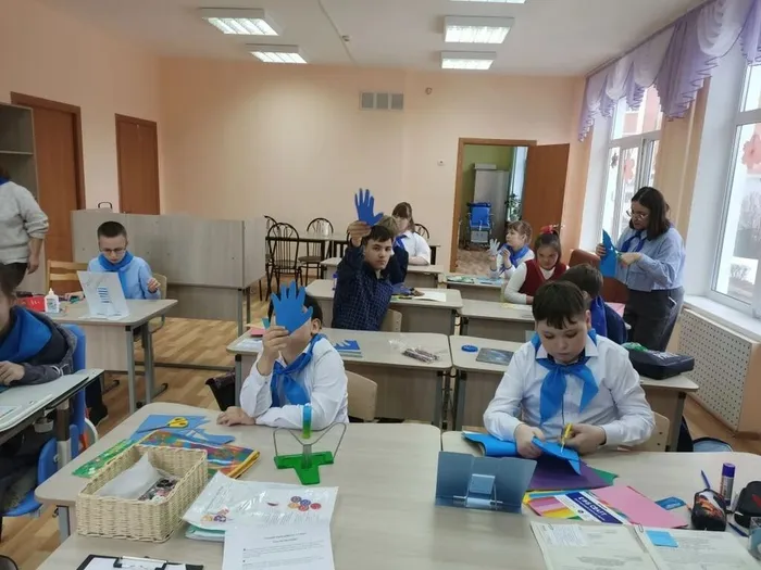 Ученики 5 классов участвуют в акции Зажги синим