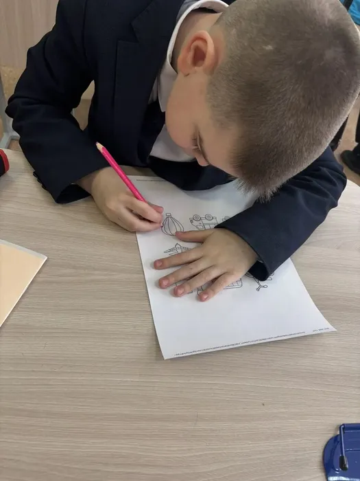 Дети раскрашивают  разные транспортные средства,чтобы закрепить пройденный материал