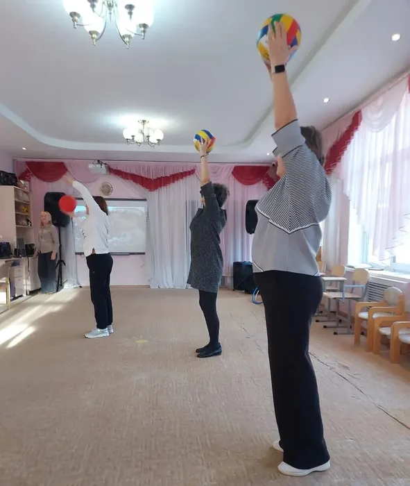 родители участвуют в игре с мячом