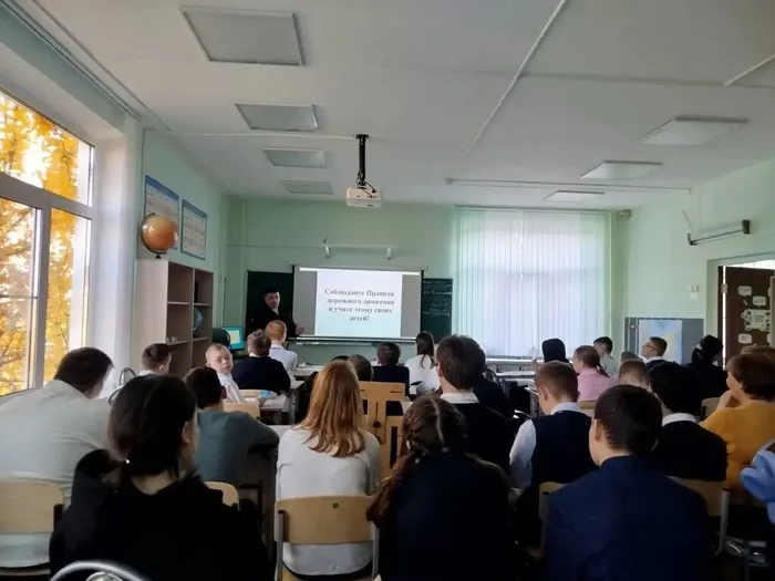 Инспектор рассказывает ученикам про правила дорожного движения