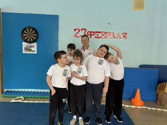 Ученики 2 И класса  на фотосессии в конце спортивного мероприятия