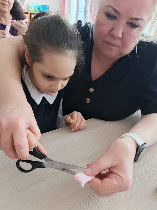 Ученица готовит брошку