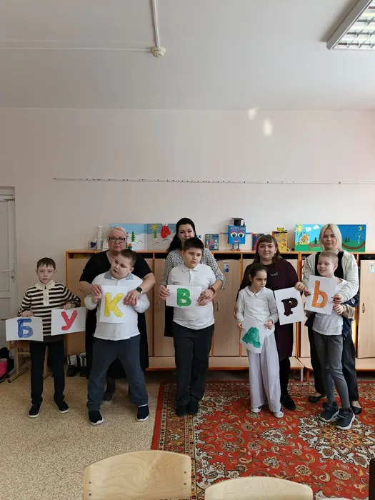 Школьники раскрасили буквы