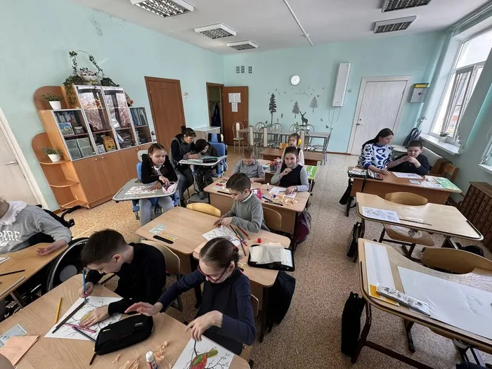 обучающиеся выполняют подделку