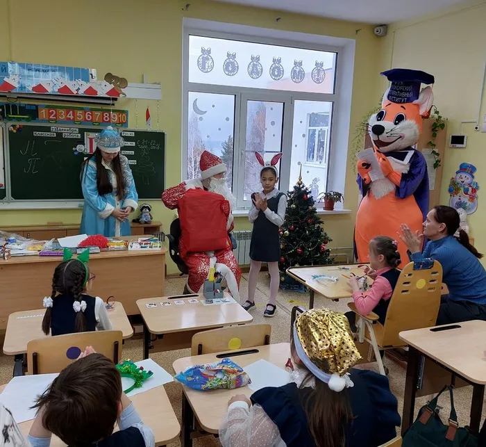 Ученица читает стихотворение Дедушке Морозу