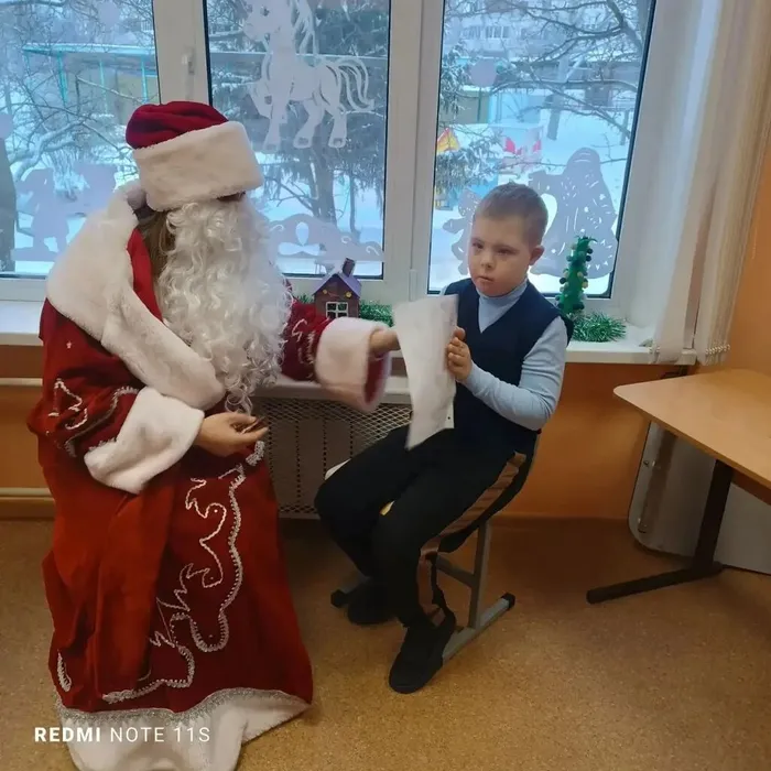 ученик рассказывает стихотворение Деду Морозу