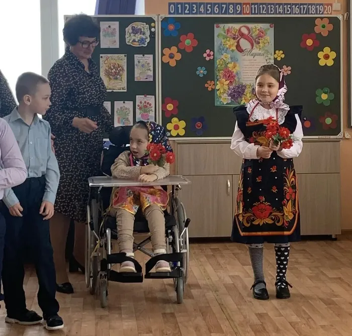 Мальчики поздравили девочек