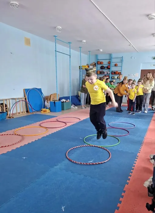 Ученик 1О класса проходит полосу препятствий