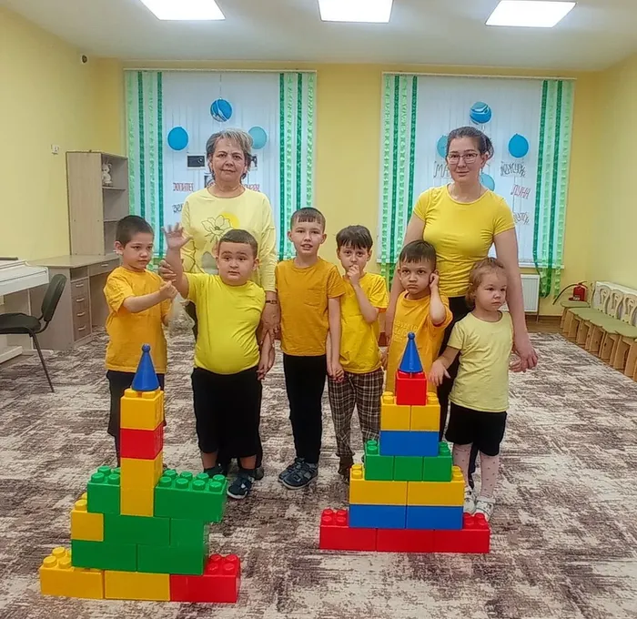 Общее фото группы Сказка на фоне ракет