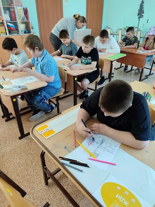 Дети с увлечением рисуют по сказкам Пушкина, воспитатели и вожатые помогают ребята