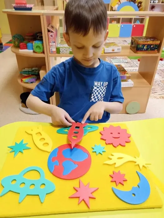 мальчик играет в космические игры