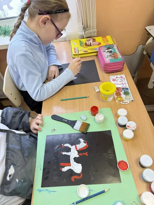 Ученики раскрашивают лошадь