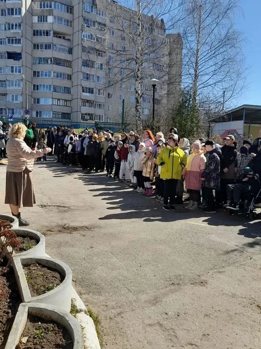 заместитель директора объявляет о результатах эвакуации