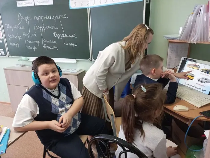 Дети изучают наземные виды транспорта на презентации