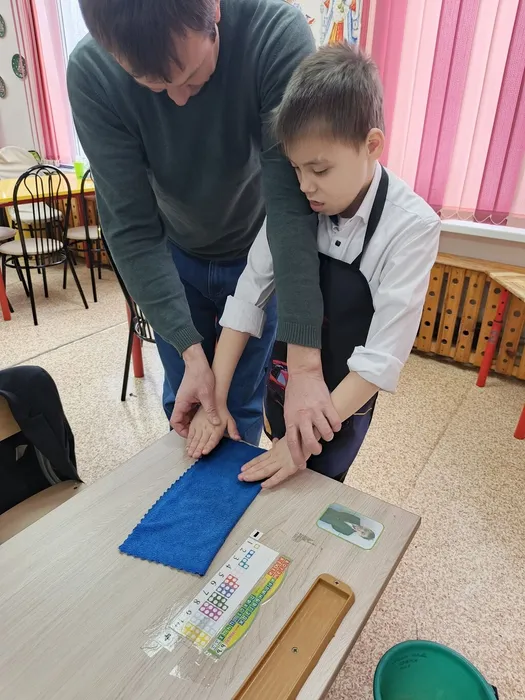 Обучающийся учится складывать салфетку