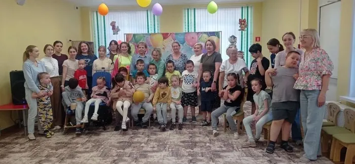 Педагоги и дети танцуют