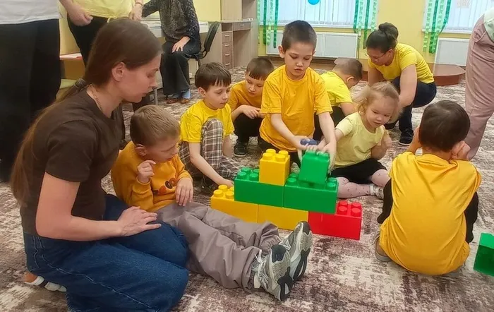 Ребята вместе со взрослыми строят ракету