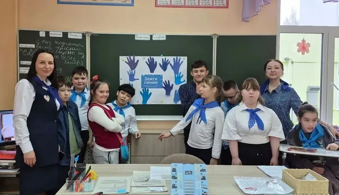 коллективное фото возле коллективной работы