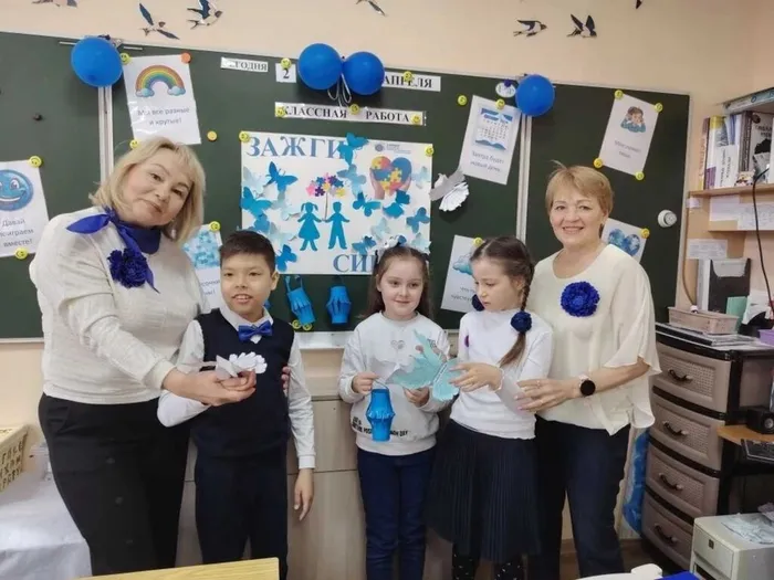 Педагоги и обучающиеся 1Л класса присоединились к акции Зажги синим
