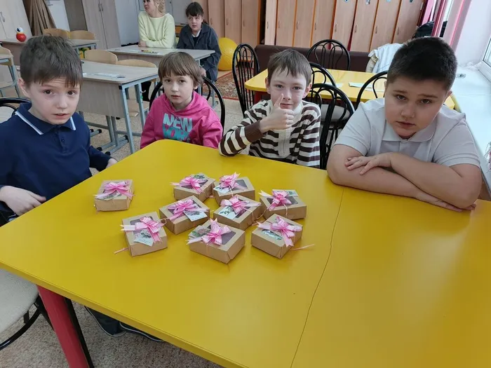 Ребята и подарки мамам