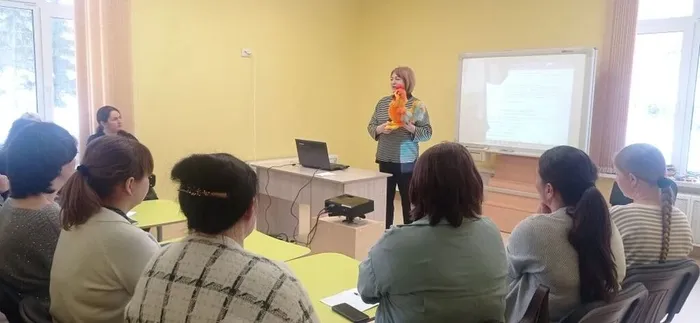 Учитель-логопед проводит практическое занятие со студентами