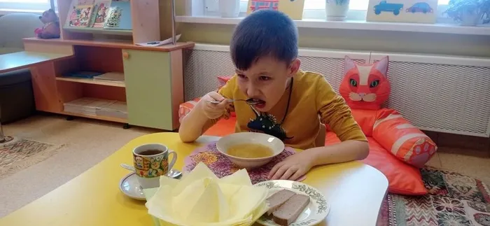Ребенок ест суп