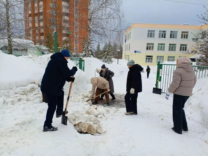 педагоги на расчистке подъездных путей