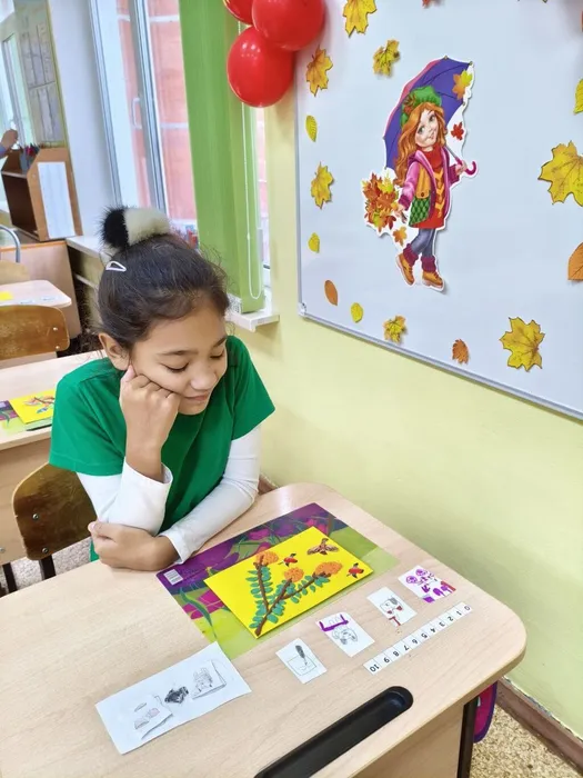 Ученица любуется своей работой