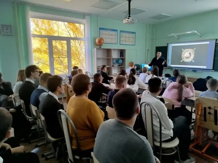 Инспектор читает лекцию для обучающихся