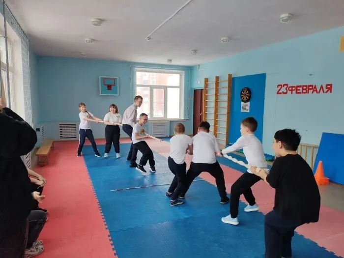 Ученики 5 классов перетягивают канат на спортивном мероприятии