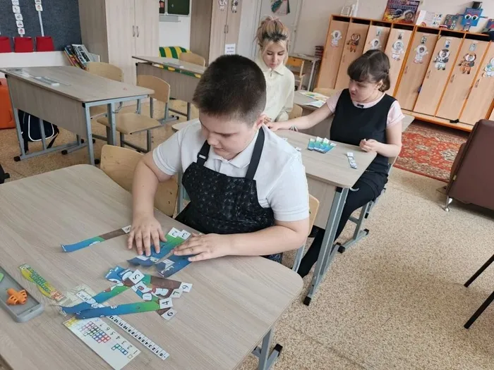 школьники работают над заданием