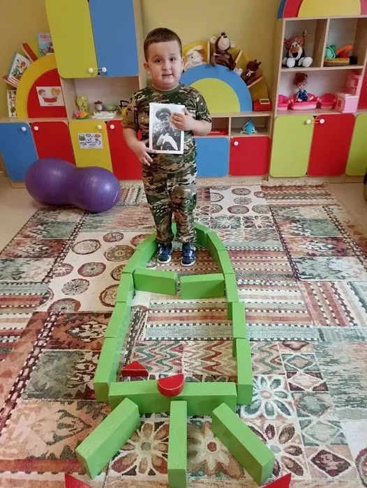 воспитанник изучает строение ракеты