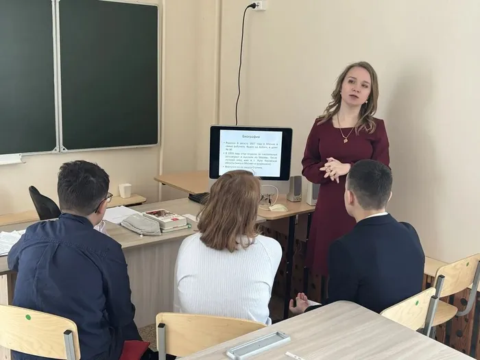 Учитель рассказывает детям об основных этапах творчества Юрия Павловича Казакова