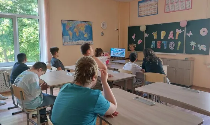 Учитель беседует с детьми о России
