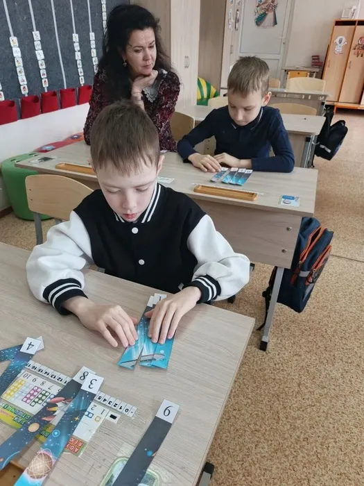 обучающиеся 1К собирают пазлы