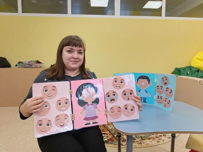 педагог-психолог Штеймиллер К.Н. демонстрирует пособие для работы с эмоциональной сферы детей с РАС