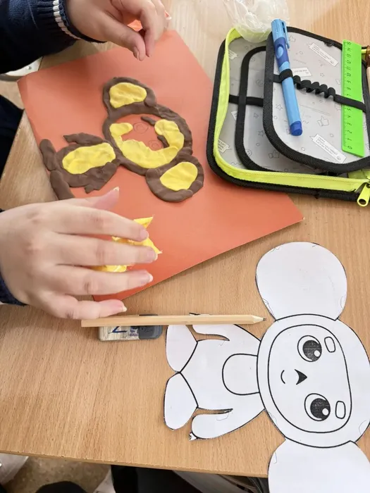 Ученик творит на уроке технологии