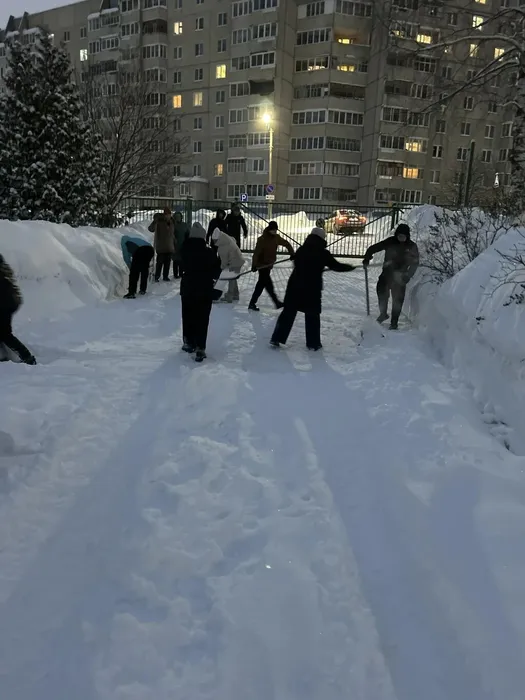 педагоги и родители на расчистке снега