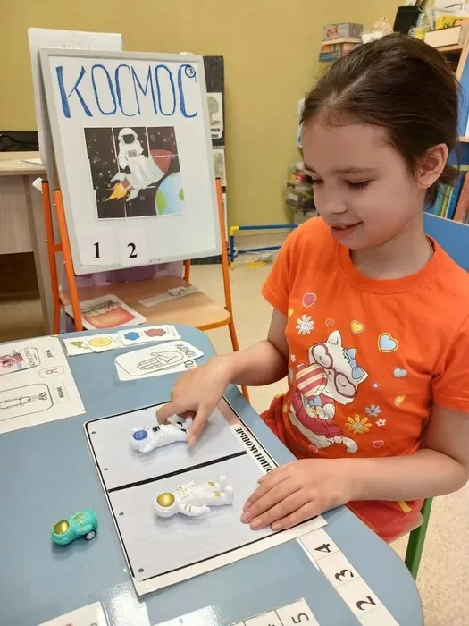 Ребенок знакомится с профессией Космонавт