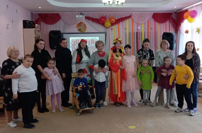 Совместная фотография воспитанников группЗвездочки и  Светлячки на осеннем празднике