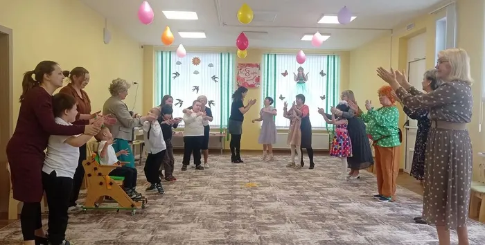 родители педагоги и дети танцуют весенний танец