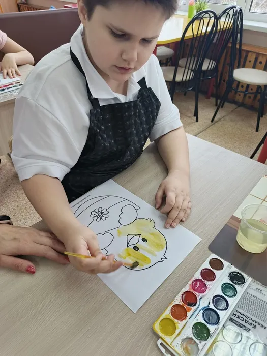 Школьник за работой над яяицом