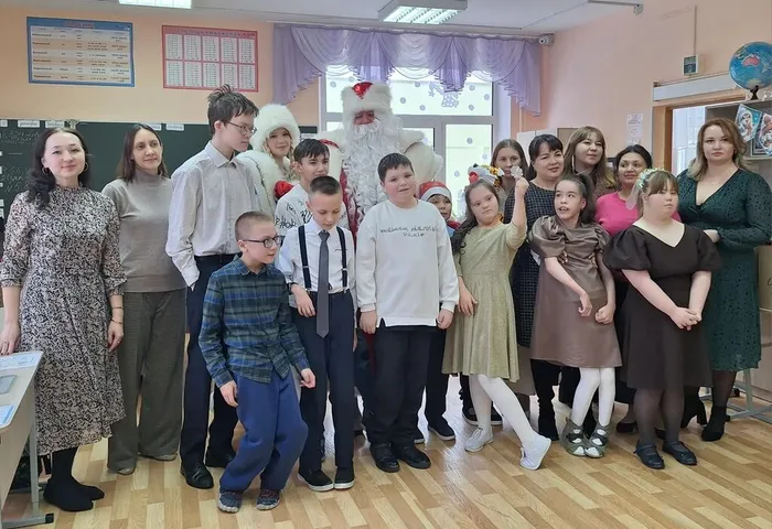 общая фотография ребят с Дедом Морозом, Снегурочкой, родителями и учителями
