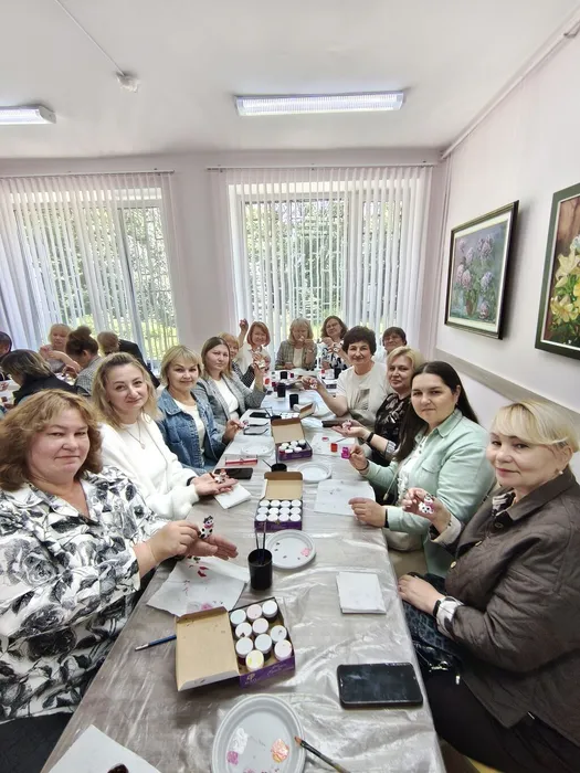 Педагоги показывают расписаную фигурку