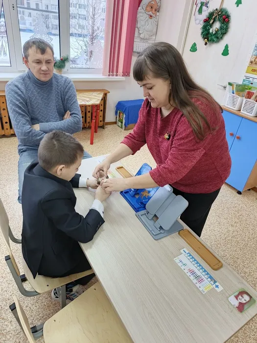 Школьник знакомится с гостей урока