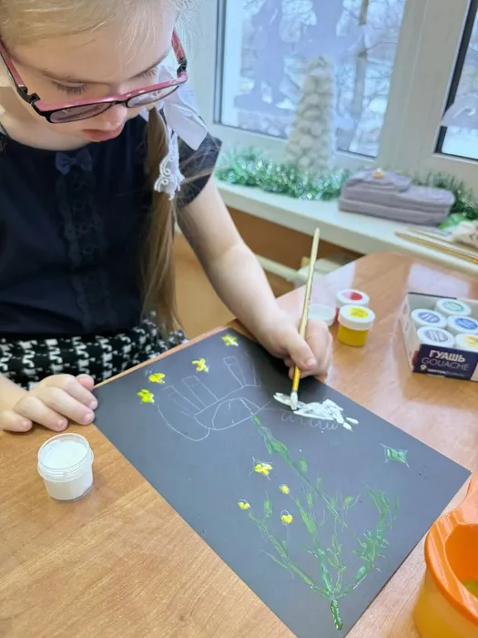 Ученица раскрашивает символ наступающего года