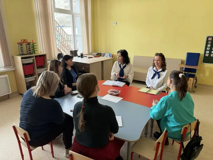 педагоги-психологи проводят тренинг с родителями